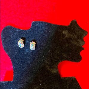 NWOT Beautiful Pink & Gold Iridescent Crystals on 3/4” Stud Earrings